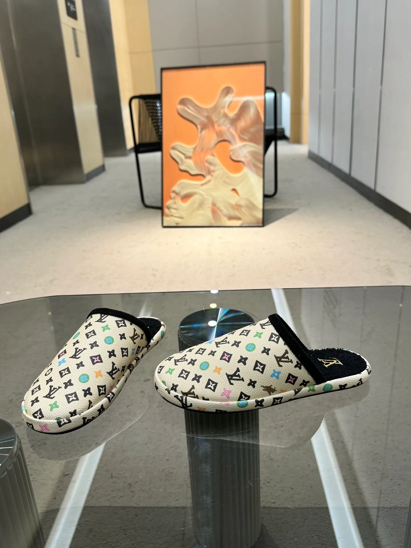 👟👟Ex-factory price 320👟👟 The 2024 couple’s counter features the latest hard goods of LV and Loewe co-branded slippers🆕 ✿Purchase level! Full of high-end feel! A popular model among bloggers at home and abroad, it’s retro and fashionable and looks amazing on your feet! Official website main recommendation code number 35-46
